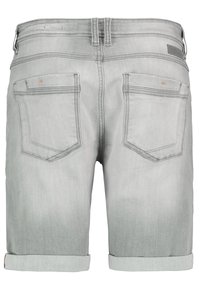 Graue Denim-Shorts mit einem verblichenen Muster, ausgestattet mit zwei Gesäßtaschen, umgeschlagenen Säumen und einem Bund, der mit "Super" beschriftet ist.