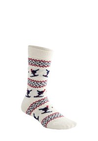 Bijela vunena čarapa s uzorcima skijanja i dijamanta u crvenoj i tamnoplavoj boji, savijenim rubom, izolirana na bijeloj pozadini.
