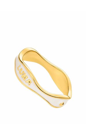 Anillo de esmalte blanco y oro con forma ondulada y la palabra "LUNA" grabada en la parte de esmalte blanca.