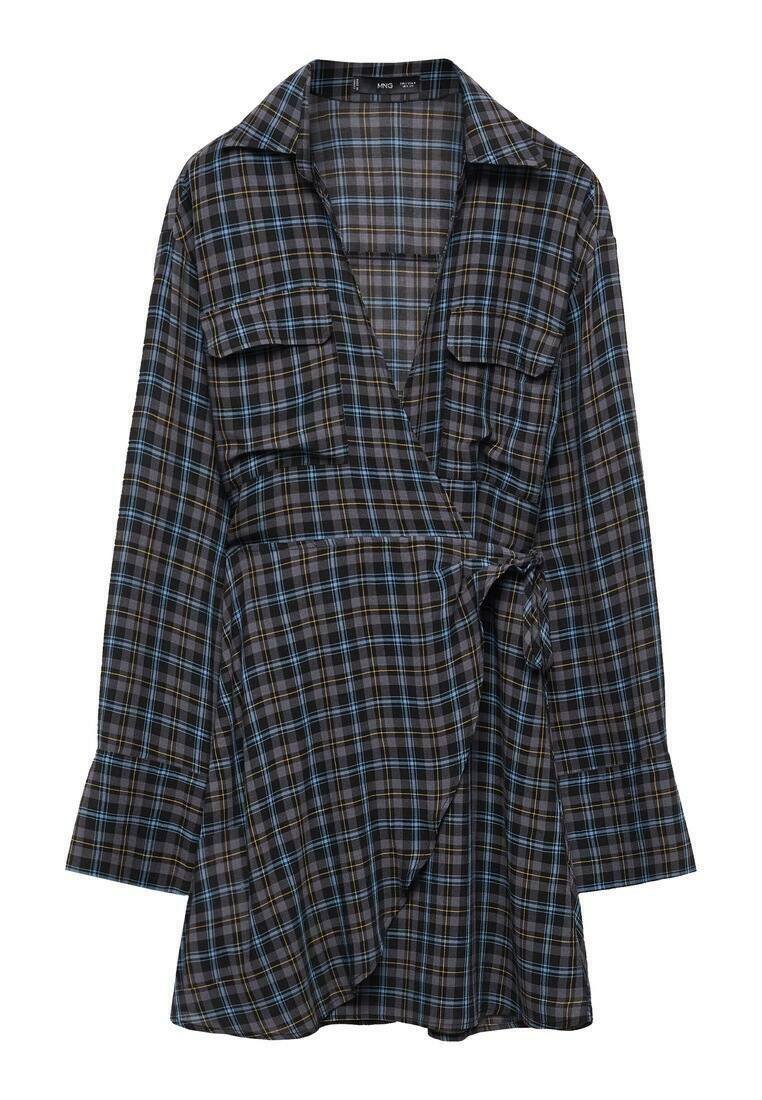 Camicia avvolgente a quadri in grigio scuro, blu e giallo. Presenta un colletto, maniche lunghe, due tasche sul petto e una vita pinzata per una vestibilità regolabile.