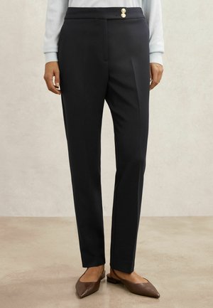 Skræddersyede sorte bukser med en glat tekstur, der har en glat front og to gyldne knapper ved taljen. Straight ben-design, ingen lommer synlige.