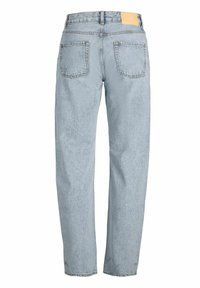 Šviesiai mėlynos džinsinės kelnes su tiesaus kirpimo dizainu, penkiais kišenėmis ir užpakalinėje juostoje esančiu ženkliuku. Audinio tekstūra šiek tiek išblukusi.