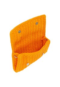 Orange hæklede taske med struktureret overflade, der har tryklåse og et åbent indvendigt design. Enkel, funktionel form til daglig brug.