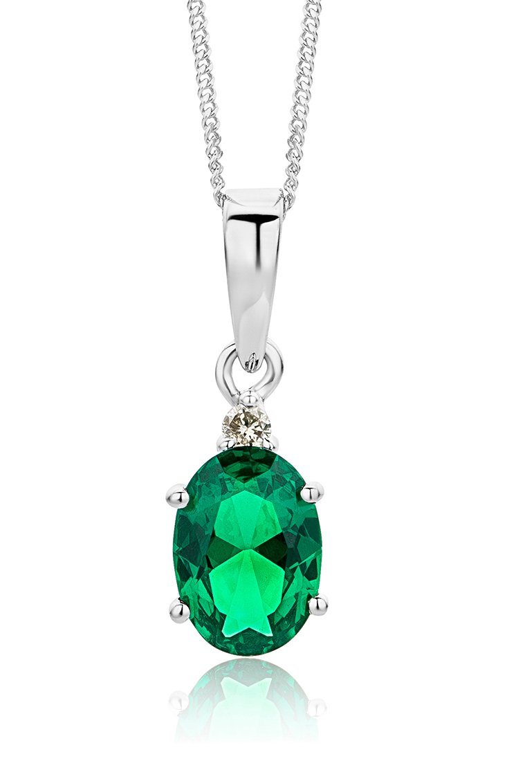 Smaragdgrüner ovaler Anhänger mit einer silbernen Fassung, der einen kleinen Diamantakzent darüber aufweist. Glatte Oberfläche und polierte Kette.
