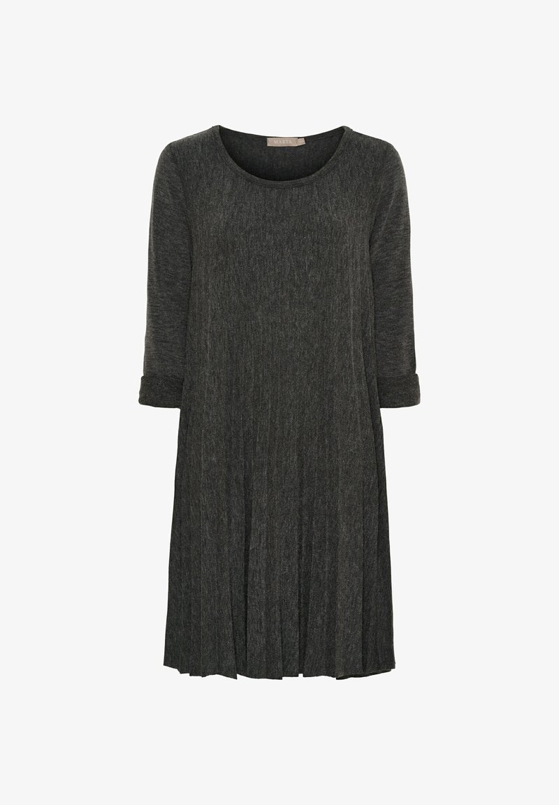 Grå strikket kjole med rund halsudskæring, trekvartærmer og plisseret nederdel. Stoffet har en blød tekstur og en subtil meleret mønster.