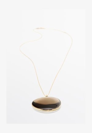 Collana in oro con ciondolo ovale nero caratterizzato da una superficie liscia e una finitura lucida. Il ciondolo è bordato con una cornice dorata.