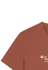 Rostfarbenes T-Shirt mit kurzen Ärmeln, Rundhalsausschnitt, aus weichem Stoff; auf der Vorderseite befindet sich ein weißer Textdruck.