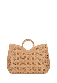 Sac fourre-tout en cuir perforé beige avec une poignée tressée, présentant une large ouverture et un design géométrique découpé sur le devant.