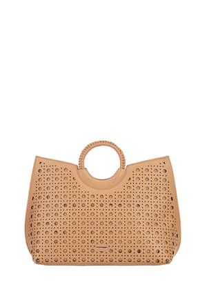 Sac fourre-tout en cuir perforé beige avec une poignée tressée, présentant une large ouverture et un design géométrique découpé sur le devant.