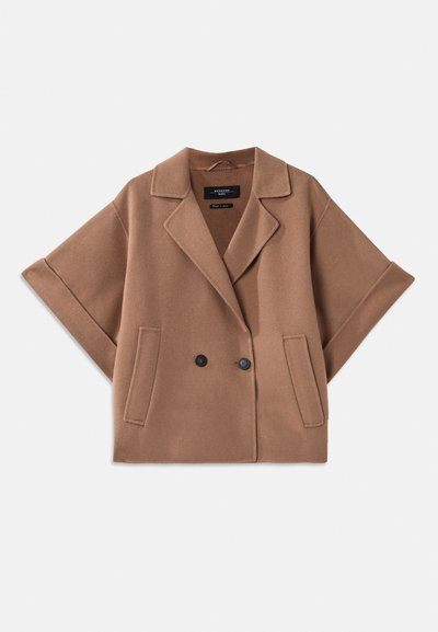 Kaksirivine pruun villasegu jope, millel on laiad varrukad, krae ja kaks esi-taskut. Sile tekstuur ja kohandatud disain.