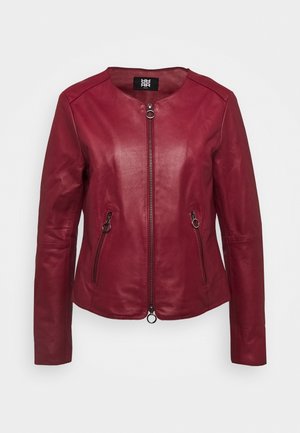 Chaqueta de cuero ajustada para mujer de color rojo oscuro con cuello redondo, cremallera frontal y dos bolsillos laterales con cremallera sobre fondo blanco.