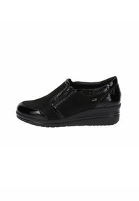 Scarpe nere slip-on con un superiore in tessuto testurizzato e dettagli in vernice lucida. Presentano un tacco a zeppa basso e dettagli elastici sui lati.