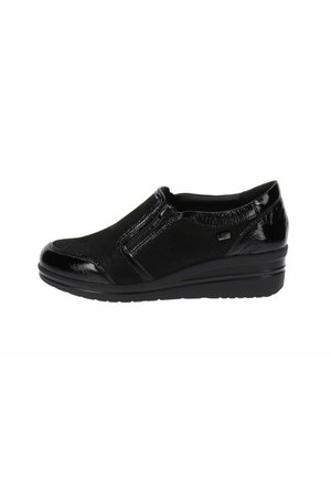 Scarpe nere slip-on con un superiore in tessuto testurizzato e dettagli in vernice lucida. Presentano un tacco a zeppa basso e dettagli elastici sui lati.