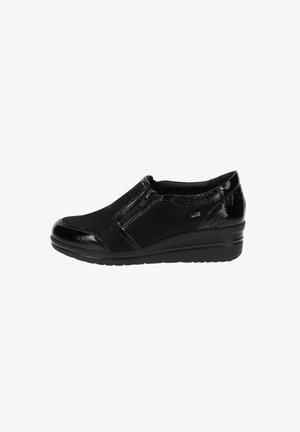 Scarpe nere slip-on con un superiore in tessuto testurizzato e dettagli in vernice lucida. Presentano un tacco a zeppa basso e dettagli elastici sui lati.