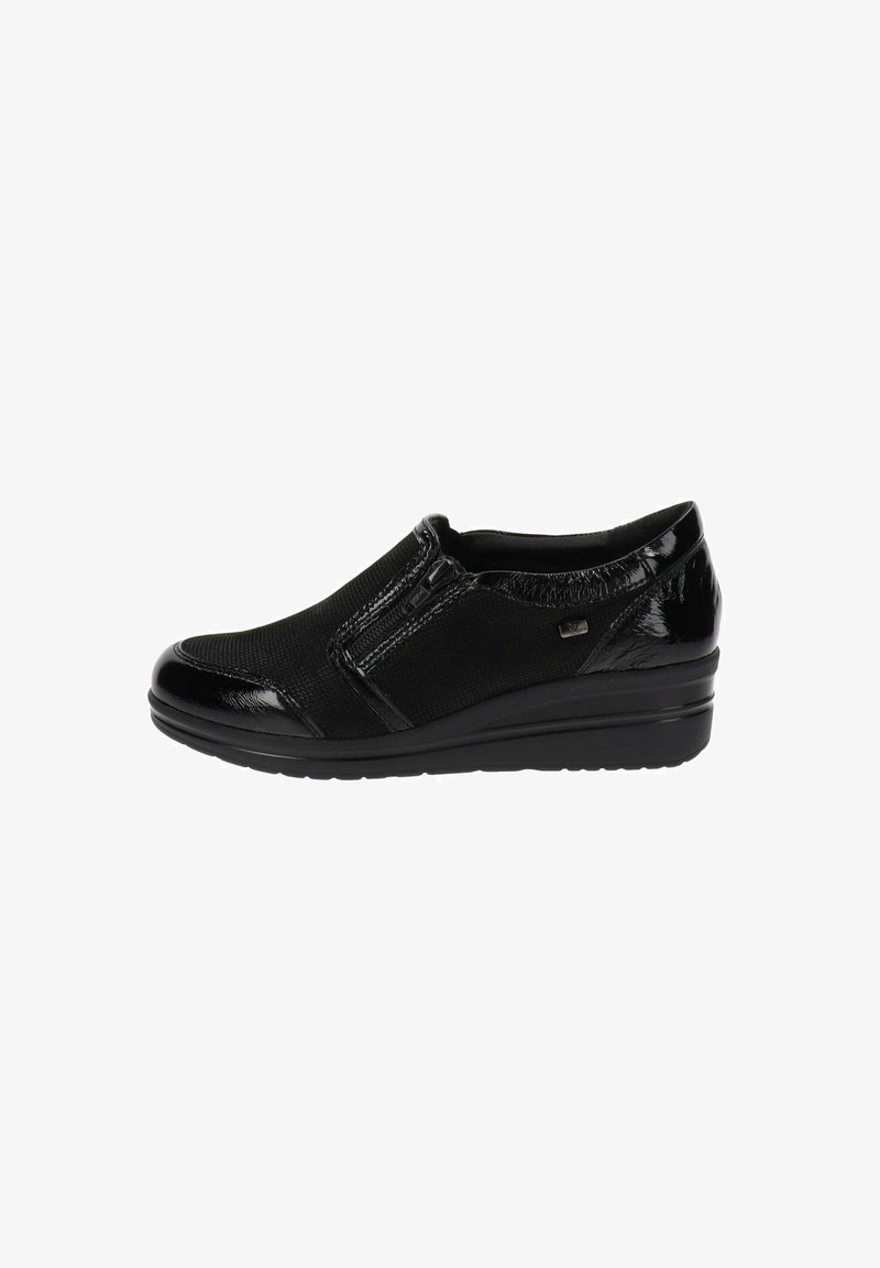 Scarpe nere slip-on con un superiore in tessuto testurizzato e dettagli in vernice lucida. Presentano un tacco a zeppa basso e dettagli elastici sui lati.
