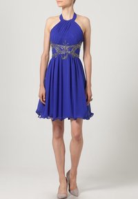Blå halterneck-klänning med plisserad byst, utsmyckat silverbälte och utsvängt kjol. Tillverkad av lättviktigt tyg med en mjuk textur.