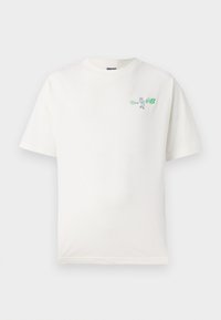 Fehér pamut póló kerek nyakkal, rövid ujjakkal, bal mellen zöld teniszező grafika található. Puha tapintású.