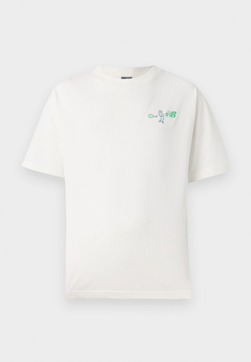 T-shirt en coton blanc avec un col ras du cou, des manches courtes et un graphique vert d'un joueur de tennis sur la zone de la poitrine gauche. Texture douce.