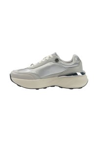 Sneaker grigio chiaro realizzato con materiali lisci e testurizzati, dettagli in argento e suola chunky. Presenta una punta arrotondata e chiusura con lacci.