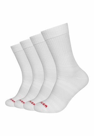 Quatre paires de chaussettes blanches montantes avec une texture côtelée et un texte rouge sur les orteils, disposées en ligne diagonale sur un fond blanc.