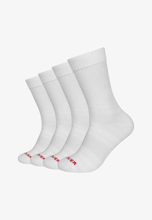 Vier Paar weiße Knöchelsocken mit geripptem Muster und rotem Text an den Zehen, diagonal auf einem weißen Hintergrund angeordnet.