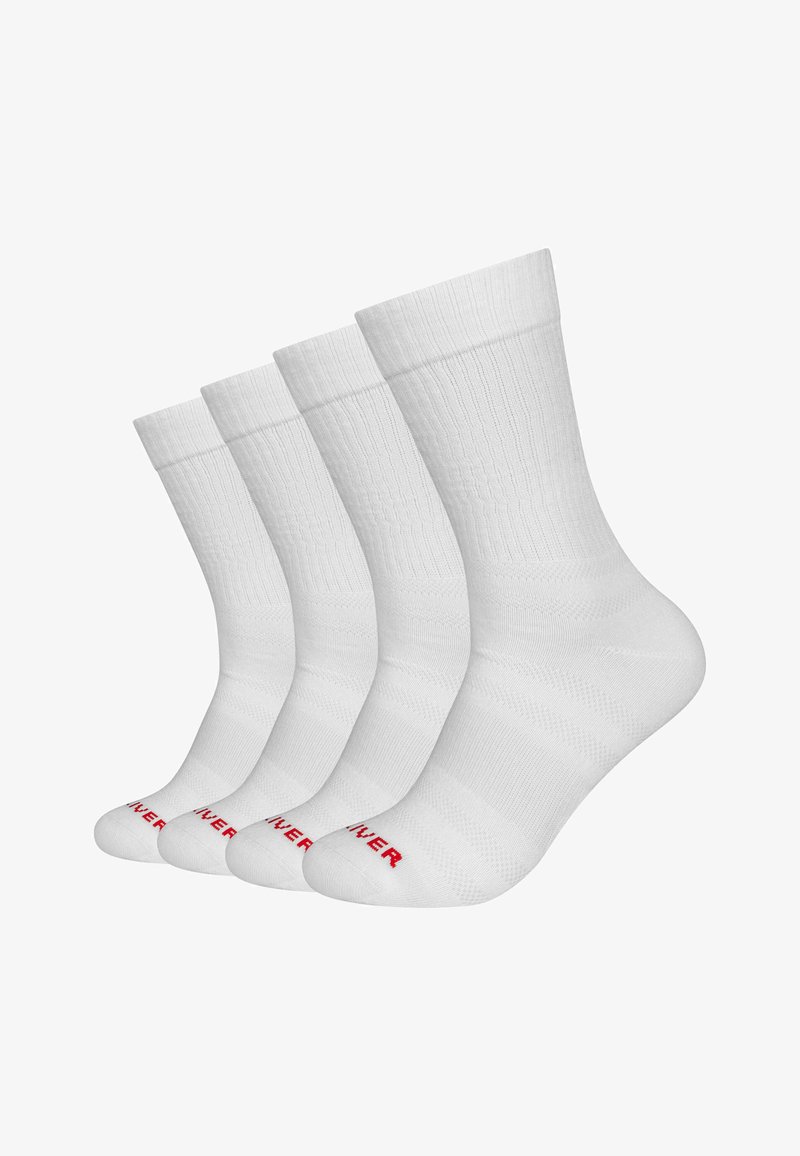 Cztery pary białych skarpetek typu crew z prążkowaną fakturą i czerwonym napisem na palcach, ułożone w linii diagonalnej na białym tle.