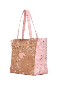 Tote-väska med rosa remmar, en brun kropp med paisleymönster och en hjärtdekor, samt en ljusrosa accent-sida med abstrakta mönster.