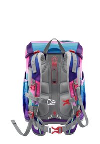 Mehrfarbiger Rucksack mit gepolsterter grauer Rückseite, lila Akzenten und verstellbaren Trägern. Verfügt über Haken, Seitentaschen und einen oberen Griff.