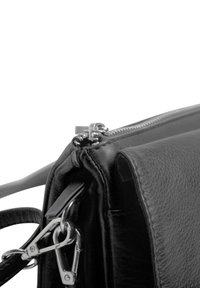 Borsa a tracolla in pelle nera con finitura testurizzata, dotata di accessori in metallo argentato, chiusura a zip e tracolla regolabile.