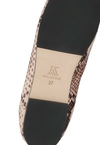 Prawdziwa skórzana podeszwa buta z teksturowanym wzorem węża w odcieniach beżu i brązu. Posiada tłoczenie "KS REAL LEATHER" oraz rozmiar 37.