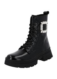 Botas negras de tobillo con un acabado de cuero brillante, cordones frontales y una hebilla decorativa de rhinestones en el costado. Suela gruesa y resistente.