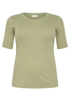 T-shirt court à manches courtes de couleur vert olive en tissu doux et côtelé. Doté d'un col rond classique et d'une coupe ajustée. Étiquettes visibles à l'intérieur du col.