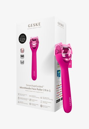 Felroze 9-in-1 micronaald gezichtroller met beschermhoes, met rozenkwartskoeling en meerdere technische opzetstukken naast een witte productdoos.