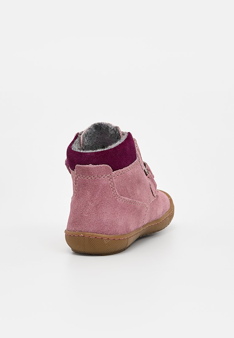 Rosa Wildleder-Stiefelette mit einem burgunderfarbenen Kragen, strukturierter Oberfläche, brauner Gummisohle und Doppelösen für die Schnürsenkel. Weiches Futter sichtbar.