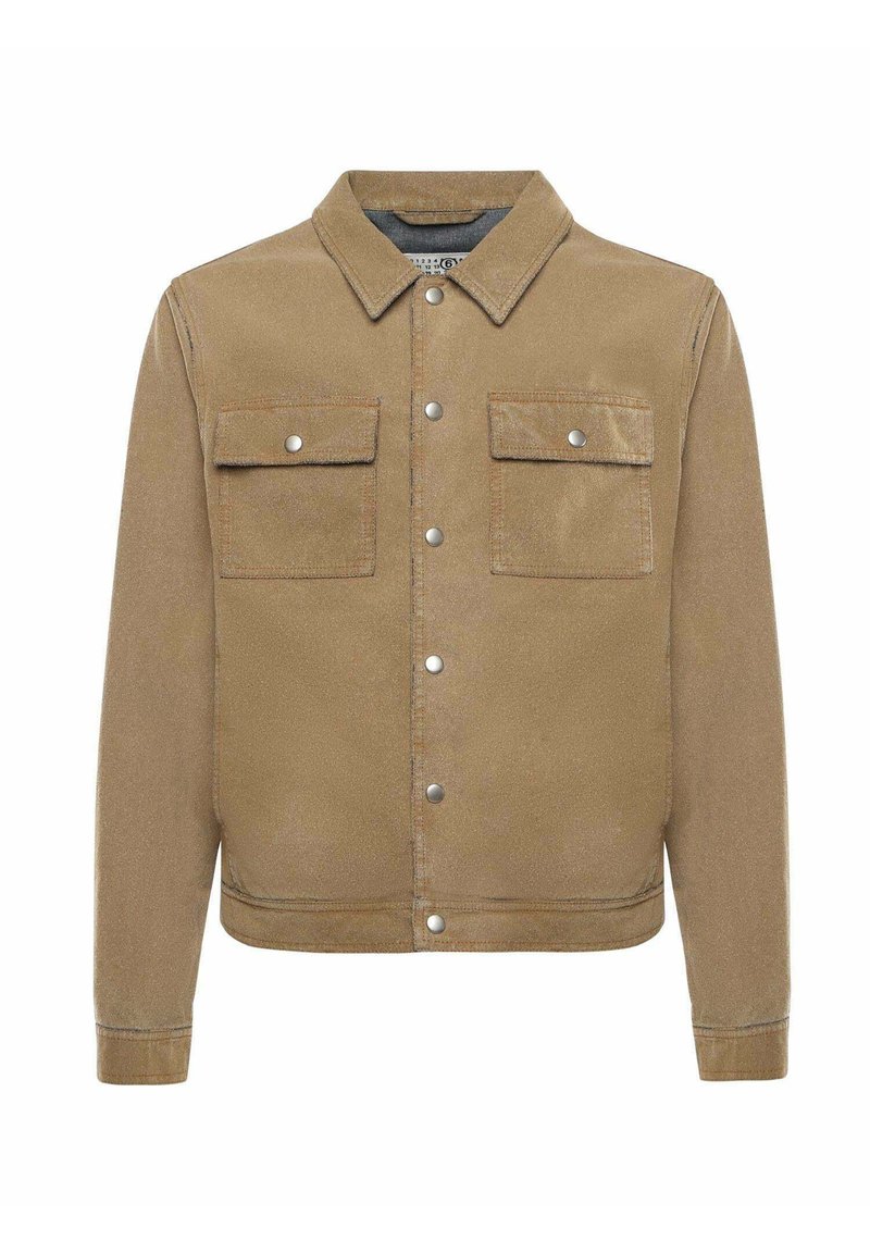 Giacca in camoscio color nocciola con chiusura a bottone a pressione, colletto appuntito e due tasche frontali con patta e bottoni a pressione.