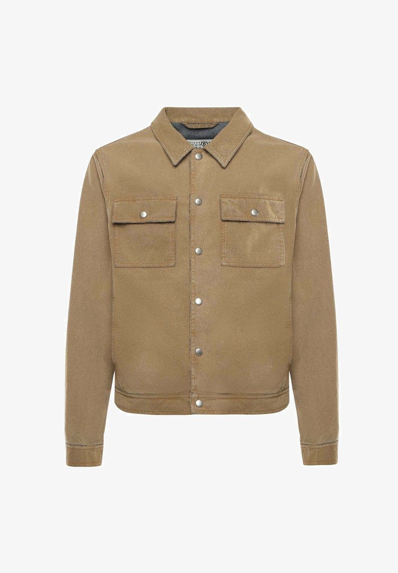 Chaqueta de ante color coñac con cierre de botones a presión, cuello puntiagudo y dos bolsillos delanteros con solapa y botones a presión.