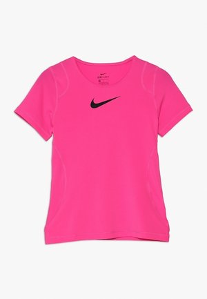 T-shirt de sport à manches courtes Nike Dri-FIT rose vif avec le logo swoosh noir centré sur la poitrine, présenté sur un fond blanc uni.