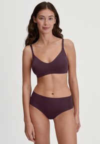 Lichte, naadloze beha en hoog-gesneden slip set in donkerpaars. Zachte stof met minimale stiksels en low-profile schouderbanden voor comfort.