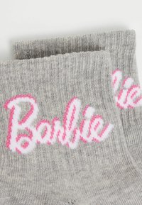 Šedé pletené ponožky s růžovým a bílým výšivkovým textem "Barbie". Materiál má jemnou texturu a nahoře je ribbované provedení.