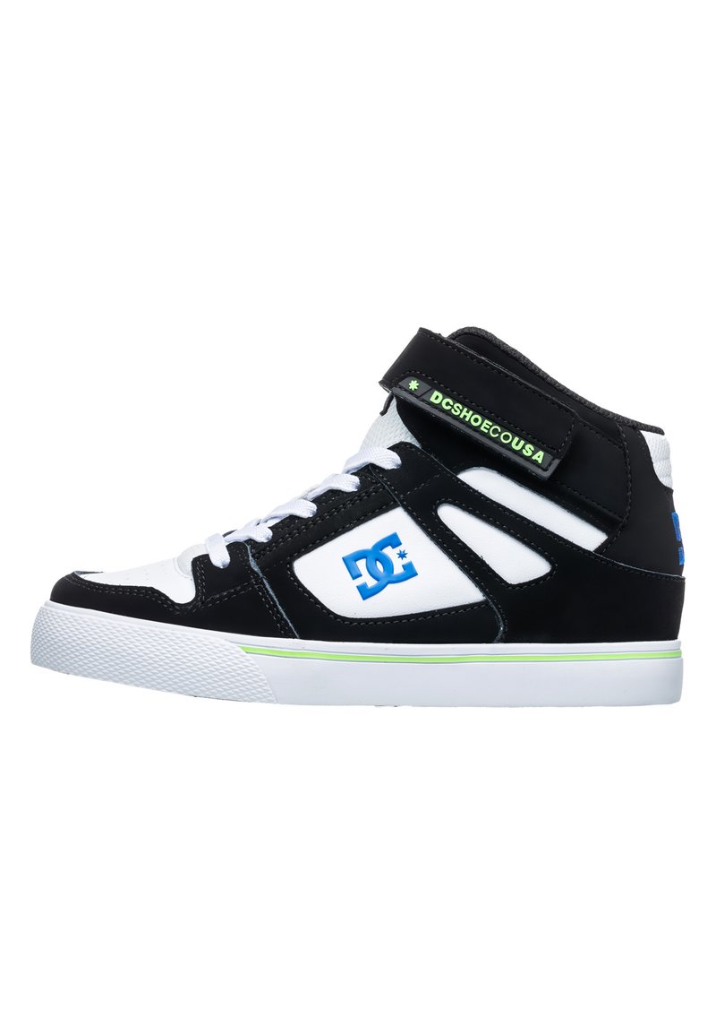 Scarpe alte da ginnastica con tomaia in pelle nera e bianca, dotate di un logo blu, dettagli verdi e suola in gomma testurizzata.