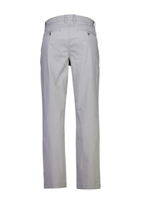 Jasnoszare bawełniane spodnie o prostym kroju nogawek. Wyposażone w dwie tylne kieszenie i szlufki na pasek. Gładka faktura i czyste linie.