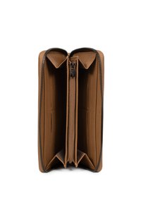 Portafoglio in pelle marrone con chiusura a zip, dotato di più slot per carte e due scomparti, con una texture liscia e un design pulito.