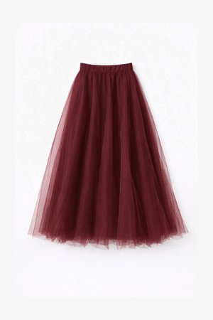 Vinröd tyllkjol med en figursydd midjeresår, knälång, lager-på-lager textur, lätt vikt tyg och genomskinlig look.