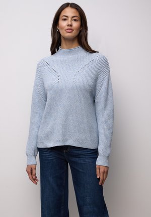 Lyseblå strikket sweater med høj hals, der har diagonale strikkemønstre og ribbede ærmekanter. Blød tekstur og afslappet pasform.