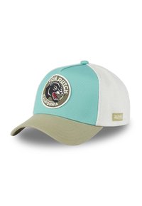 Casquette trucker en mesh verte et blanche avec une visière courbée, présentant un patch brodé noir et blanc d'un panthère et un détail de logo.