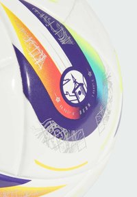 Pallone bianco con accenti viola e sfumature. Caratterizzato da un logo tondo con una chiesa e coordinate geografiche. Superficie liscia e texturizzata.