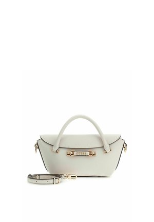 Petit sac à main blanc avec poignée supérieure, bandoulière amovible et logo "Guess" doré sur le devant.