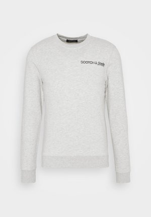 Světlě šedá mikina s kulatým výstřihem, dlouhými rukávy a malým černým nápisem "Scotch & Soda" na horní levé části hrudi.