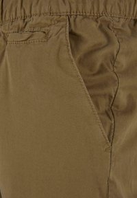 Khaki broek met een gestructureerde stof, elastische tailleband en zijzak, met een gladde afwerking en een getailleerde pasvorm.