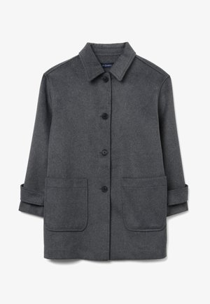 Donkergrijze wollen jas met kraag, vier zwarte knopen aan de voorkant, twee grote voorzakken en omgeslagen manchetten aan de mouwen.